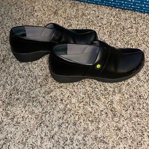 Dansko slip resistant black shoes